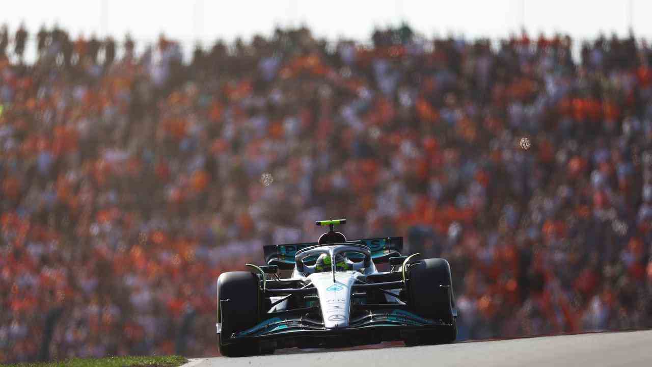 Lewis Hamilton vor der Tribüne voller Verstappen-Fans in Zandvoort.