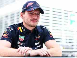 Verstappen denkt niet aan cadeautje voor Pérez: 'Hij kan op eigen kracht winnen'