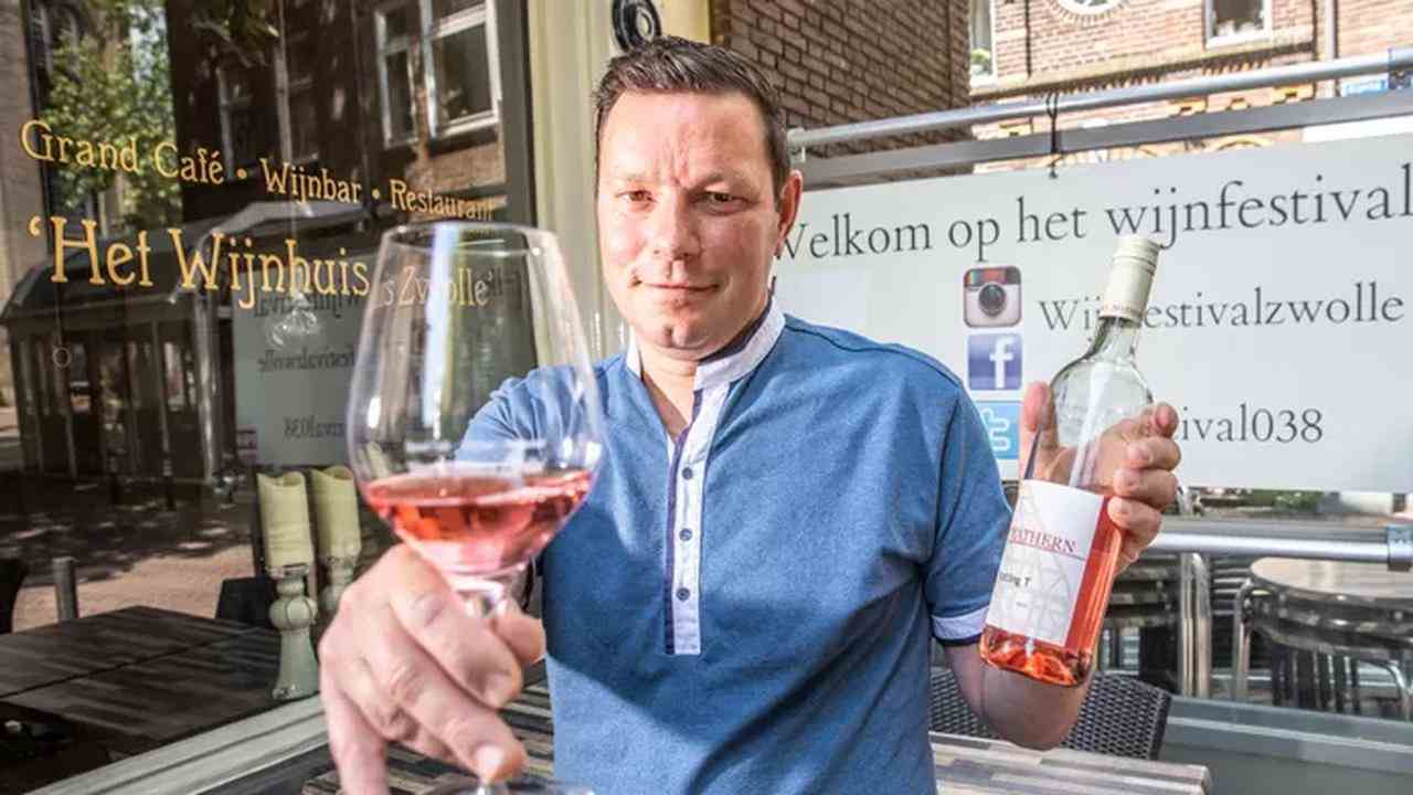 Arjan Broekman hat in seinem Weingut in Zwolle jetzt auch einen alkoholfreien Wein auf der Karte.