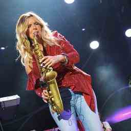 Candy Dulfer stellt fest dass der Ruecken nach Jahren des