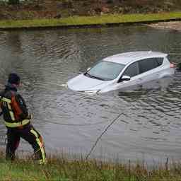 Das sollten Sie tun wenn Ihr Auto ins Wasser geht