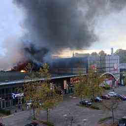 Feuerloeschen Wohnboulevard Delft dauert Stunden Anwohner gehen nach Hause