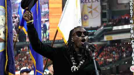 Saenger verspottet nachdem er die US Hymne vor der World Series