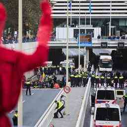 150 Festnahmen bei Autobahnblockade A12 durch Extinction Rebellion Innere