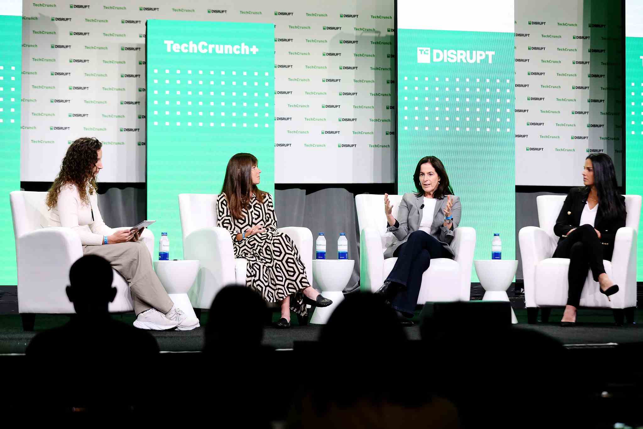 Rebecca Bellan von TechCrunch;  Business Angel Allison Barr Allen von Trail Run Capital;  Deidre Paknad, Mitbegründerin und CEO von WorkBoard;  und Adriana Roche, Chief People Officer von MURAL, sprechen während der TechCrunch Disrupt 2022 auf der Bühne.