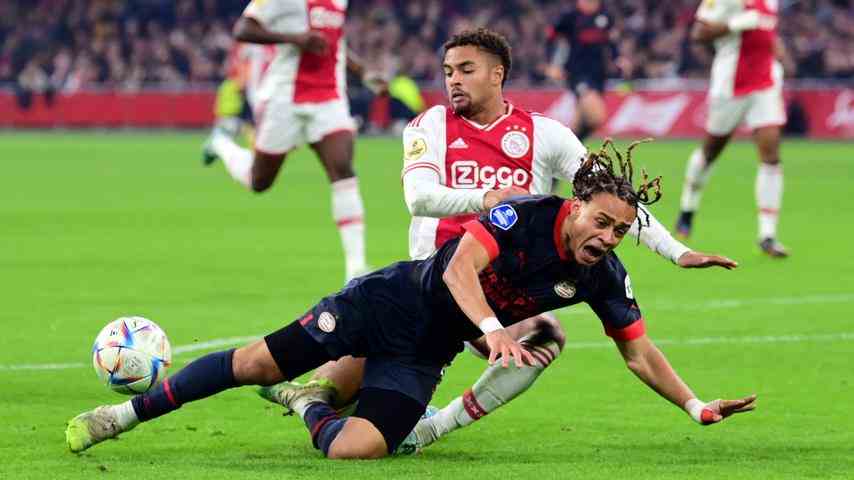 1667757531 234 Der PSV versetzt Ajax mit einem verdienten Sieg in einem