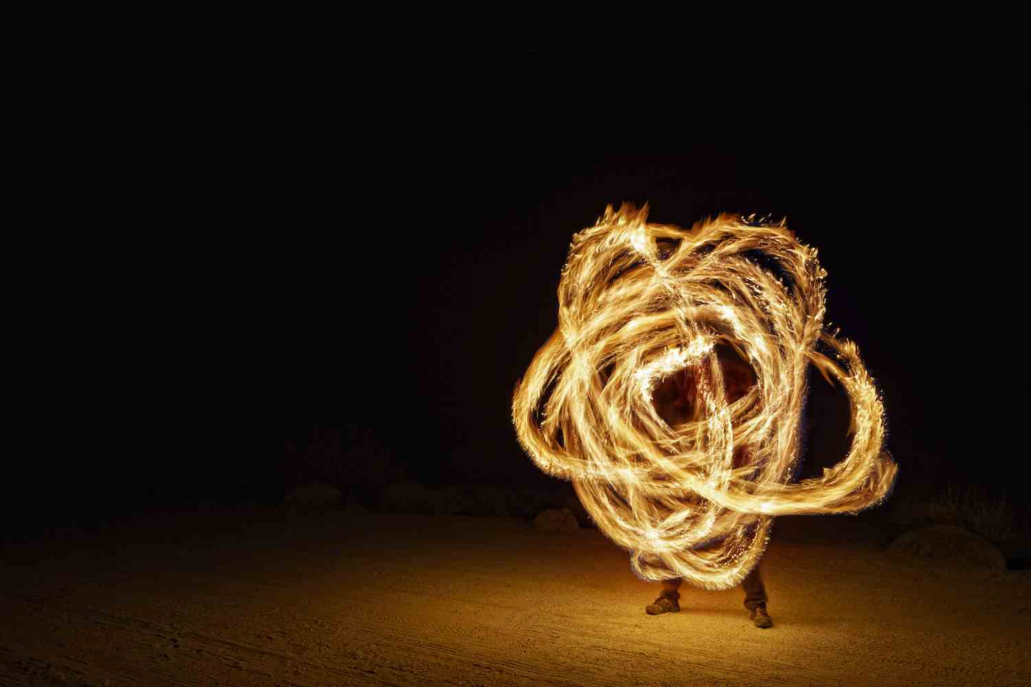 ein Feuer-Poi-Spinner mit langer Belichtungszeit