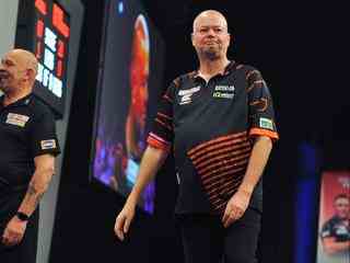 Van Barneveld zet sensationele opmars voort met nieuwe stunt tegen Price