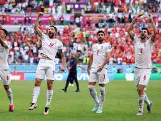 Karatetrap en rood Wales-keeper in slotfase leiden emotionele zege Iran in