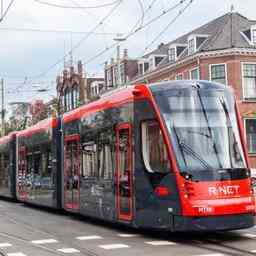 Autofahrer kollidiert mit Strassenbahn Feuerwehr muss Fahrzeug zu befreiendem Fahrer