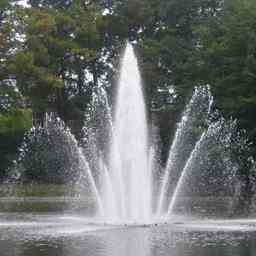 Bunte Fontaenen setzen die Wasserstadt Almelo in stimmungsvolles Licht