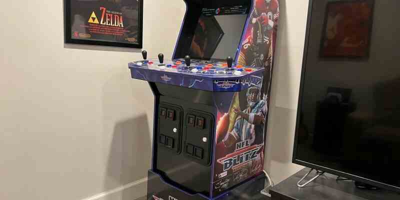 Das NFL Blitz Legends Cabinet von Arcade1Up ist ein knallharter