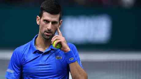 Djokovic besiegt den russischen Rivalen um in Paris weiterzumachen —