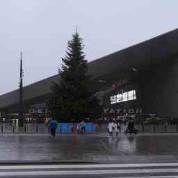 Eines Tages um Geld fuer den Weihnachtsbaum Rotterdam Central zu