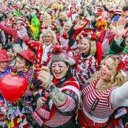 Fasching hat begonnen Extra grosse Partyfreude jetzt da nach zwei