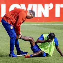 Frimpong faellt beim Orange Training am Tag nach dem Sieg ueber