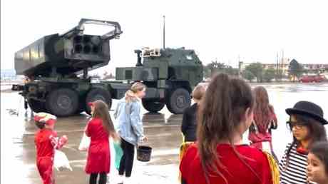 HIMARS schiesst an Halloween Suessigkeiten auf Kinder VIDEO — World