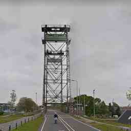 Hefbrug Alphen am Sonntag fuer Autos gesperrt Radfahrer und Fussgaenger