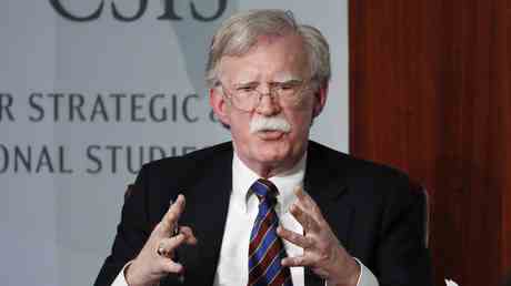 John Bolton verspottet First Amendment als Reporter festgenommen VIDEO —