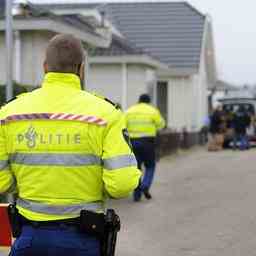 Mann in den Hals gestochen und waehrend eines ueber Marktplaats