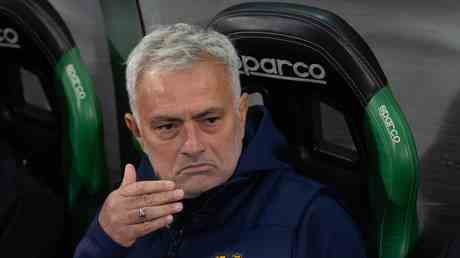 Mourinho greift Spieler waehrend sensationeller Pressekonferenz an VIDEO — Sport