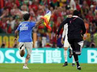 Veldbetreder met regenboogvlag onderbreekt Portugal-Uruguay