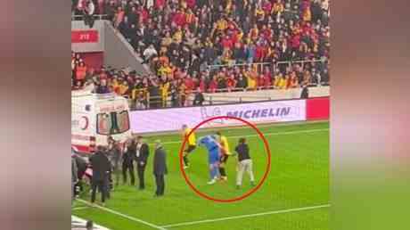 Tuerkischer Fussballfan greift Spieler mit Eckpfosten an VIDEO — Sport