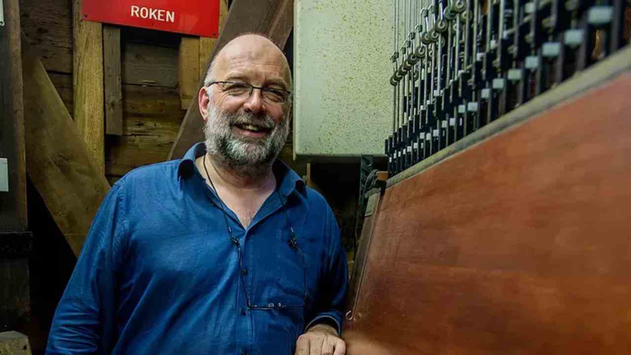 Carl van Eyndhoven ist Tilburgs Stadtglockenspiel und Spieler des Glockenspiels der Heikeser Kirche.