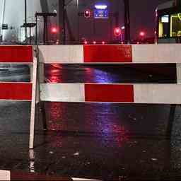 Vrijheidslaan teilweise gesperrt Autos muessen umfahren Radfahrer steigen aus