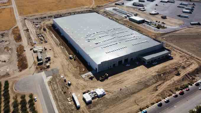 Luftaufnahme der eingehenden Fabrik von Plant Prefab in Tejon Ranch, Kalifornien.