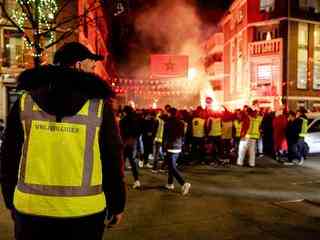 Buurtouders staan machteloos tegen 'buitenstaanders' die afreizen om te rellen