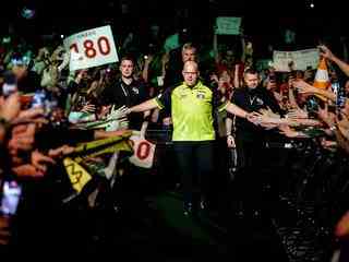 1671729024 Van Duijvenbode uebersteht Matchdarts und gewinnt Thriller gegen Sedlacek bei