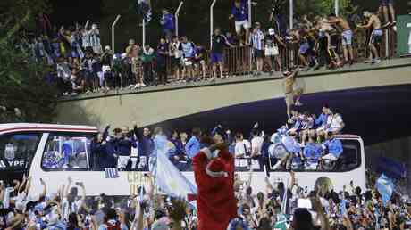 Argentinische Spieler im Parade Chaos per Hubschrauber evakuiert — Sport