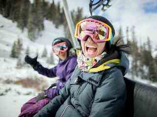 Auf Wintersport Darauf sollten Sie beim Abschluss einer Reiseversicherung achten