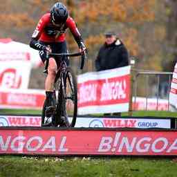 Cyclocross Fahrer Van Alphen schlaegt Betsema und holt den ersten Sieg