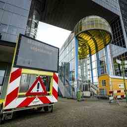 Dach der unsicheren Nelson Mandela Bruecke in Zoetermeer dringend entfernt Innere