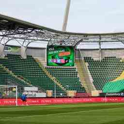 Dach des ADO Den Haag Stadions bei naechstem starken Sturm