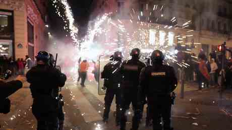 Dutzende in Paris nach dem WM Viertelfinale festgenommen — World