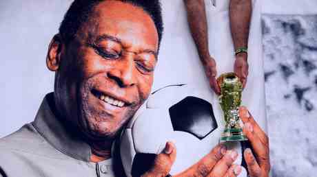 Familie Pele versammelt sich aus gesundheitlichen Gruenden im Krankenhaus —