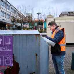 Kommunen schliessen Muell Container um Schaeden durch Feuerwerk zu vermeiden