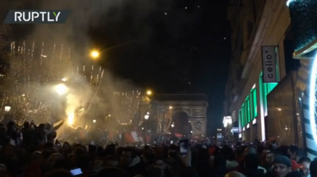 Marokko Fans uebernehmen nach WM Freude das Wahrzeichen von Paris VIDEO —