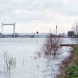 Revolutionaeres Raketenschiff passiert Dordrecht Dordrecht