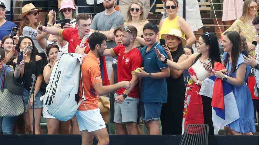 1672648311 18 Herzlicher Empfang fuer Djokovic im ersten Spiel in Australien seit