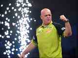 Van Gerwen overklast Dobey in kwartfinale van WK darts