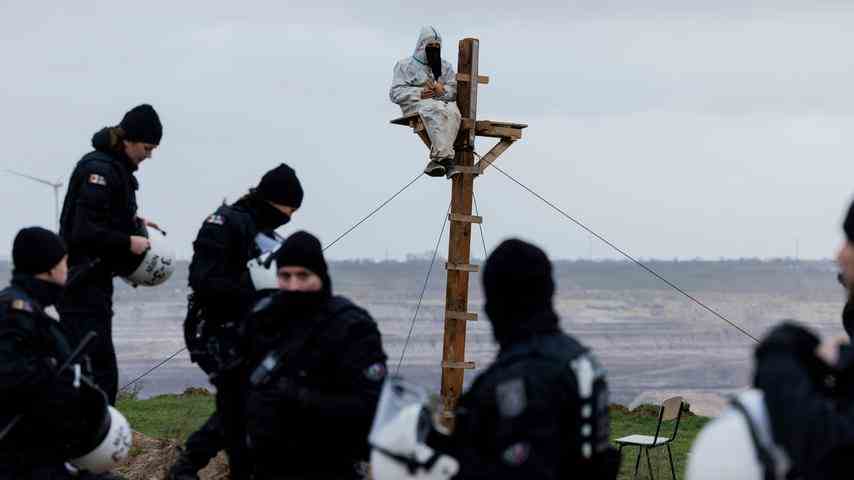 1673211752 304 Warum Aktivisten ein deutsches Dorf besetzen und die Polizei mit