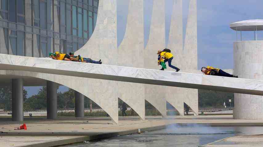 1673264998 759 So verlief die Erstuermung der brasilianischen Regierungsgebaeude Im Ausland