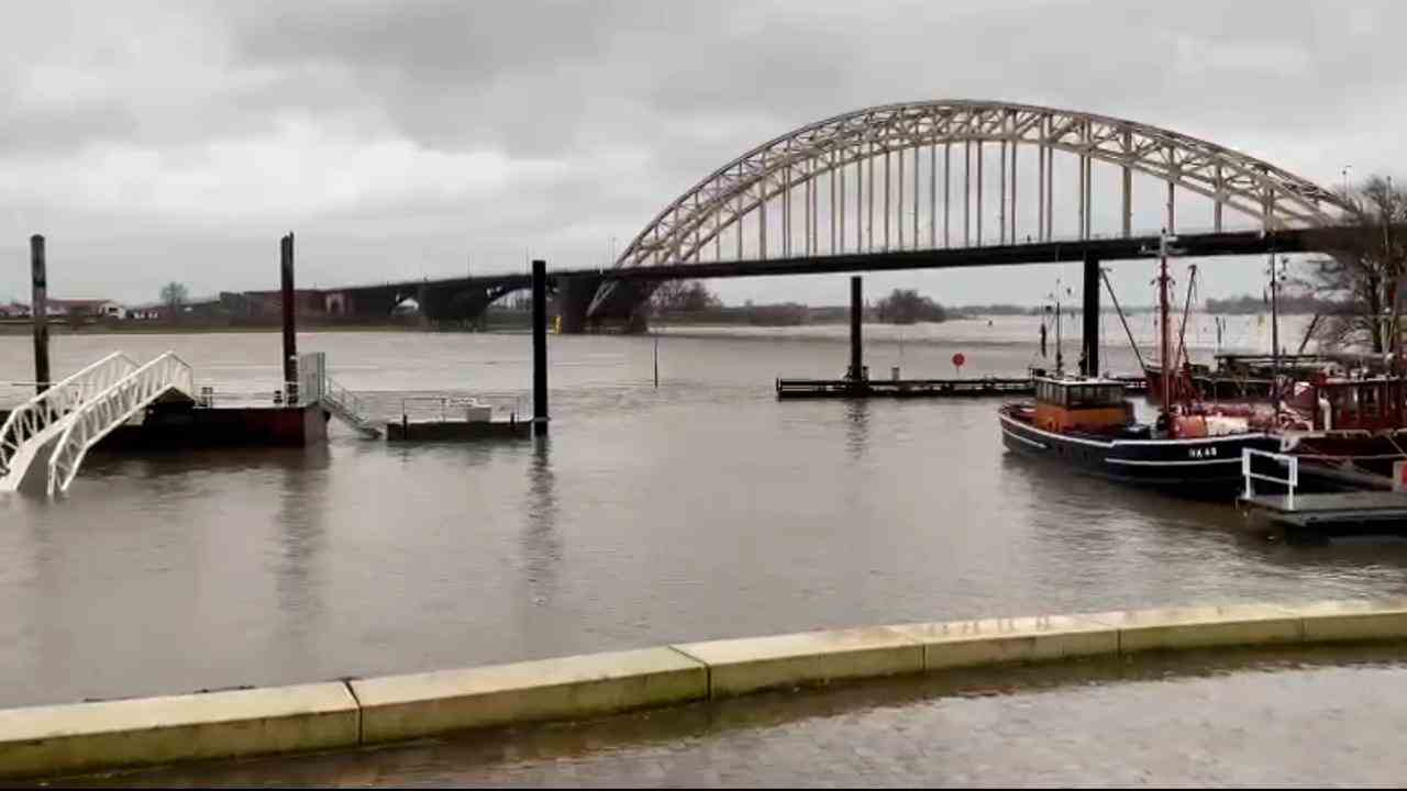 Beeld uit video: Water in de Waal, Maas, Rijn en Linge stijgt flink