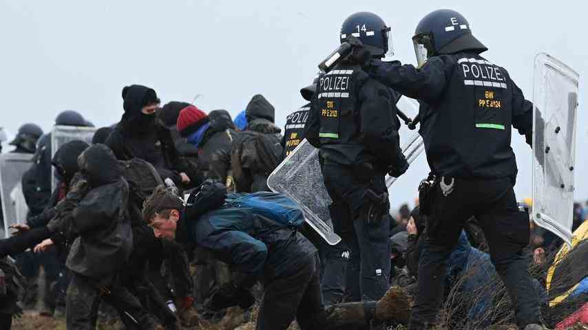 1673794419 647 Mehr als hundert Verletzte bei Auseinandersetzungen Luetzerath Journalisten angegriffen