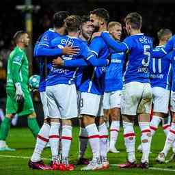 AZ macht Druck auf Feyenoord nach Sieg ueber Go Ahead