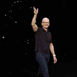 Apple CEO Tim Cook wird weniger verdienen und bleibt mit 45